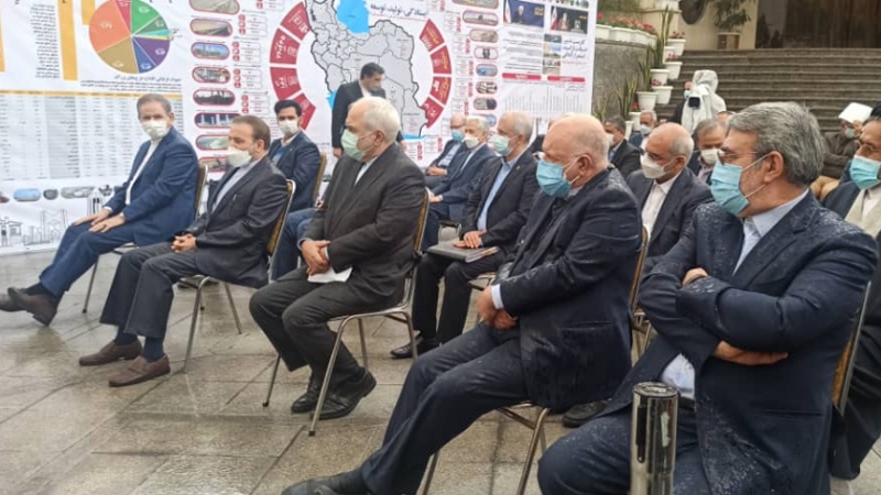 Iranpress: بارش باران در آخرین جلسه هیات دولت در حیاط پاستور