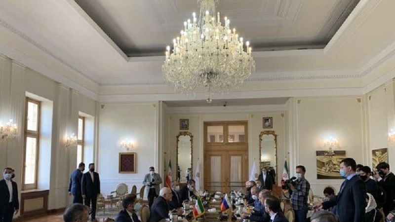Iranpress:  دیدار و گفتگوی ظریف و لاوروف در تهران