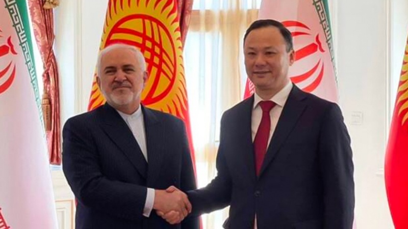Iranpress: تاکید بر گسترش مناسبات دوجانبه در دیدار ظریف با وزیر خارجه قرقیزستان