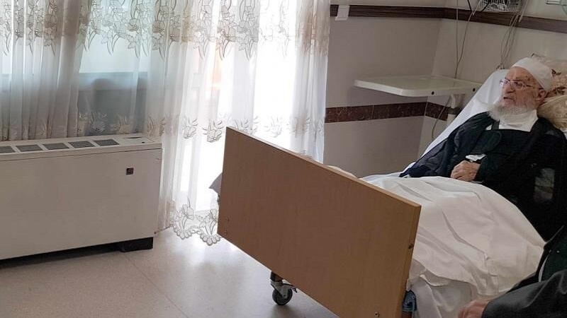 Iranpress: آیت‌الله مکارم شیرازی در بیمارستان بستری شد
