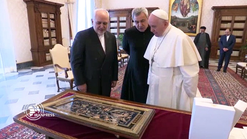 Iranpress: هدیه ظریف به پاپ چه بود؟