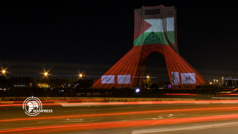 Iranpress: نمایش همدردی با مردم فلسطین روی برج آزادی تهران 