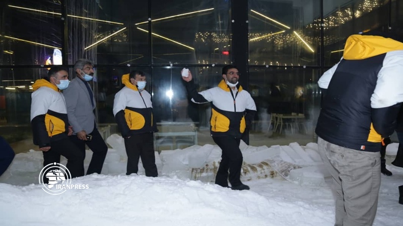 Iranpress: برف بازی آقای وزیر در کیش