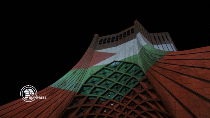 Iranpress: ویدئو مپینگ برج آزادی تهران برای همدردی با مردم مظلوم فلسطین 