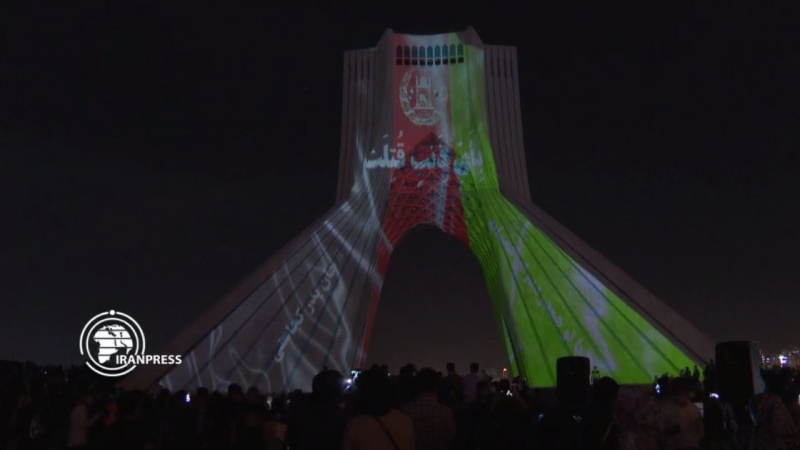 Iranpress: نورپردازی پرچم افغانستان روی برج آزادی به منظور اعلام همدردی با مردم این کشور