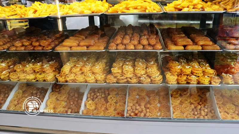 Iranpress: زولبیا و بامیه؛ شیرینی ماه رمضان با قدمت 150 ساله    
