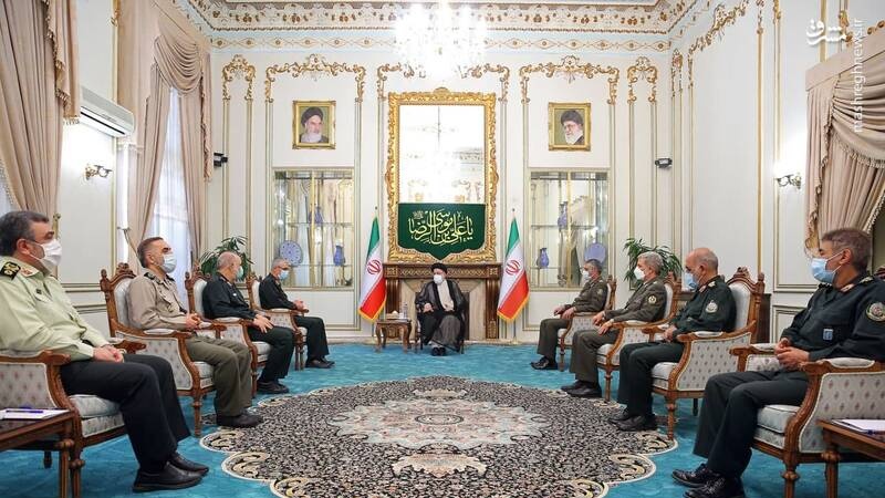Iranpress: دیدار فرماندهان عالی‌رتبه نظامی با رئیس جمهور منتخب