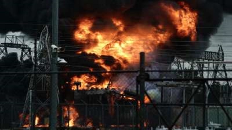 Iranpress: آتش سوزی بزرگ در اثر انفجاری در پست برق در هوستون