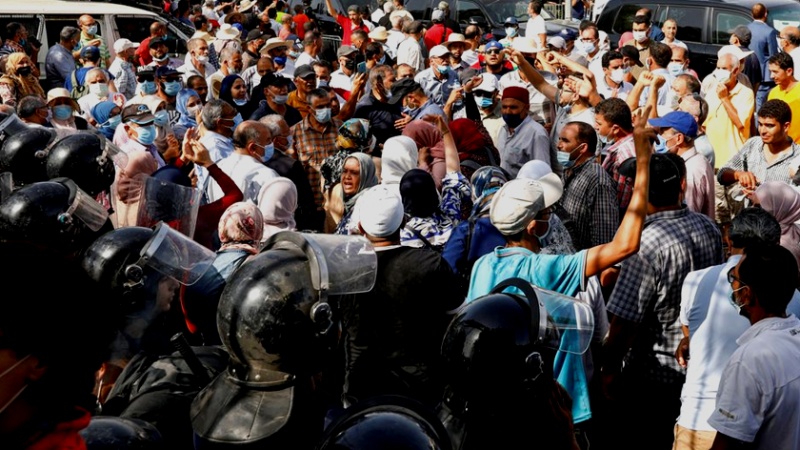 Iranpress:  ادامه بحران در تونس؛ تظاهرات حامیان و مخالفان تصمیمات رئیس‌جمهوری