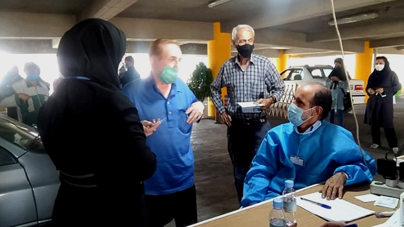 Iranpress: نخستین مرکز واکسیناسیون پارکینگ طبقاتی در تهران افتتاح شد
