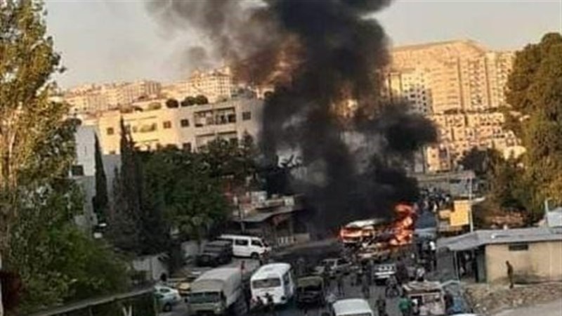 Iranpress: تصاویر انفجار اتوبوس حامل نظامیان ارتش سوری در دمشق