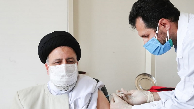 Iranpress: رئیس جمهور دز اول واکسن ایرانی برکت را دریافت کرد