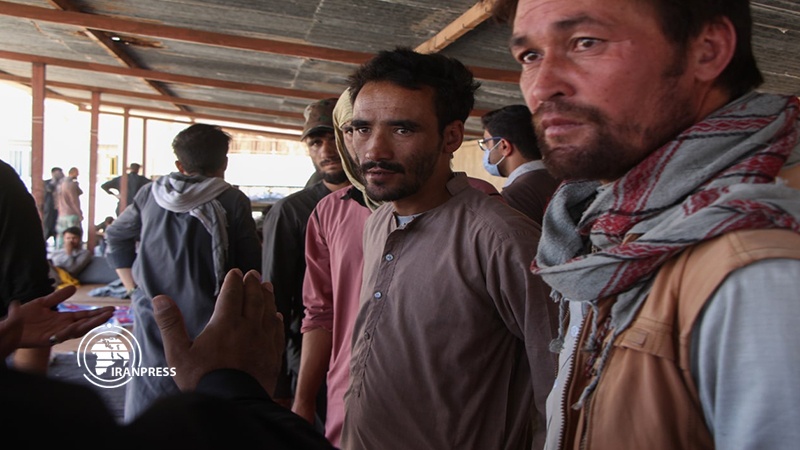 Iranpress:  بازگشت پناهندگان افغانستان از مرز گمشاد در ایران