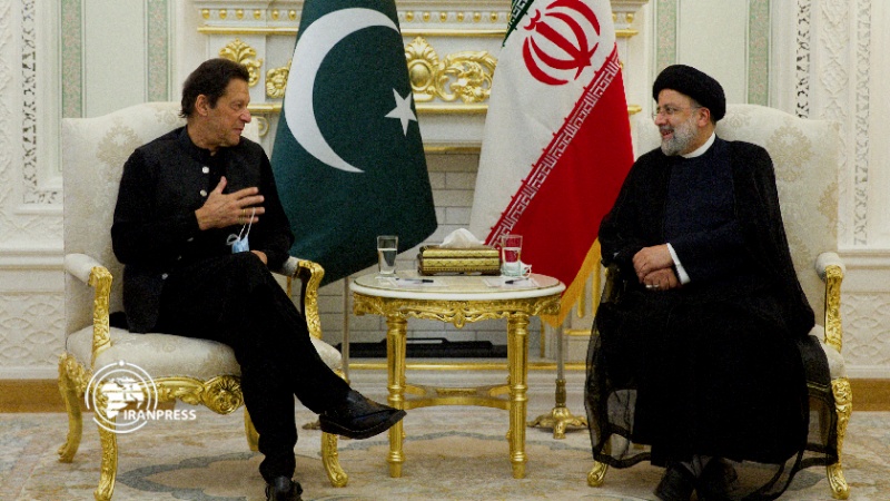 Iranpress: رئیس جمهور در دیدار عمران خان: تشکیل حکومت فراگیر و جلوگیری از مداخلات بیگانگان کلید حل مساله افغانستان است