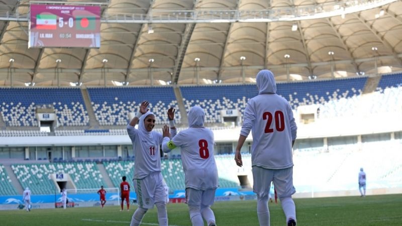Iranpress: برتری پرگل تیم ملی فوتبال بانوان ایران برابر بنگلادش/ برای صعود، شکست اردن ضروری است