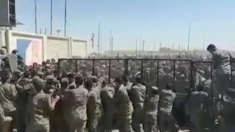 Iranpress: ازدحام هزاران زائر اربعین مقابل مرز بسته‌ شلمچه