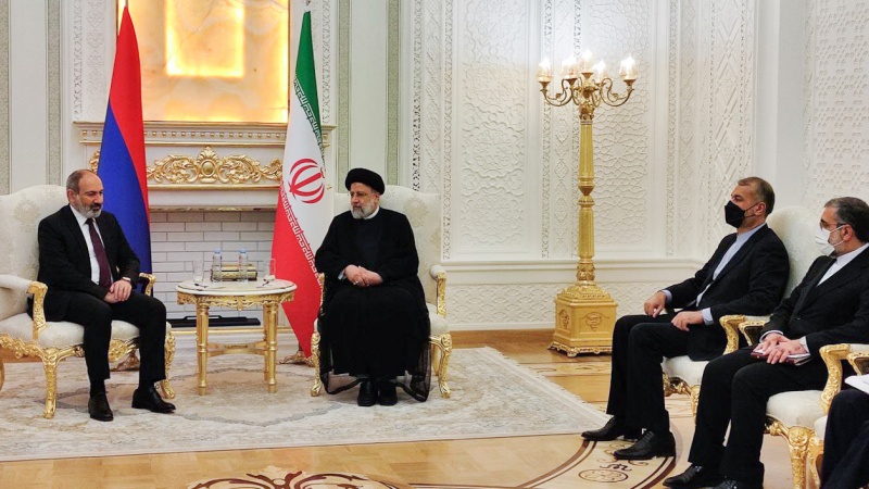 Iranpress: رئیسی: روابط ایران و ارمنستان همواره دوستانه و سازنده بوده است