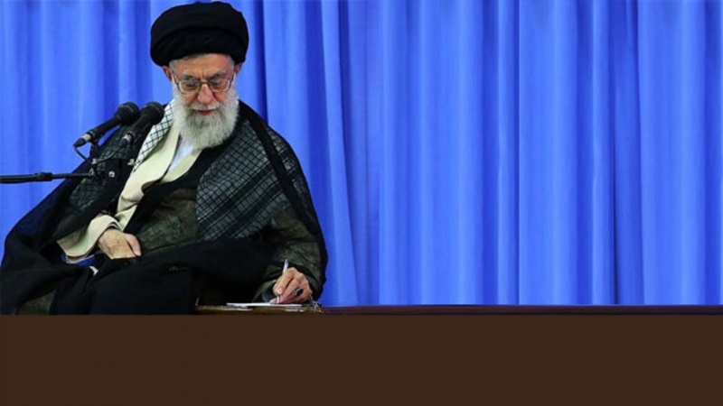 Iranpress:  پیشرفت اقتصادی توأم با عدالت؛ اولویت سیاست‌های کلی برنامه هفتم 