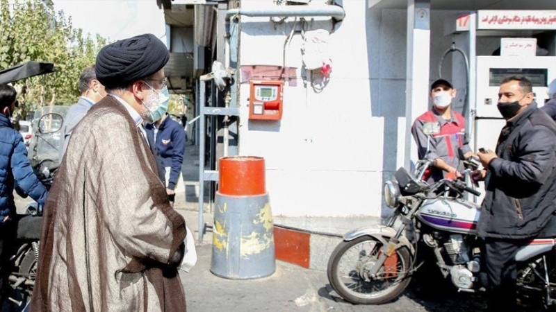 Iranpress: بازدید سرزده رئیس جمهوراز جایگاه سوخت میدان فردوسی تهران