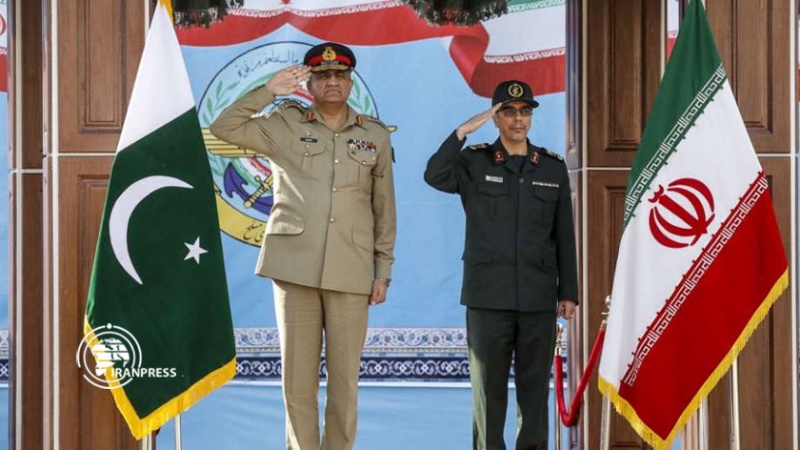 Iranpress: دیدار سرلشکر باقری با فرمانده ارتش پاکستان 