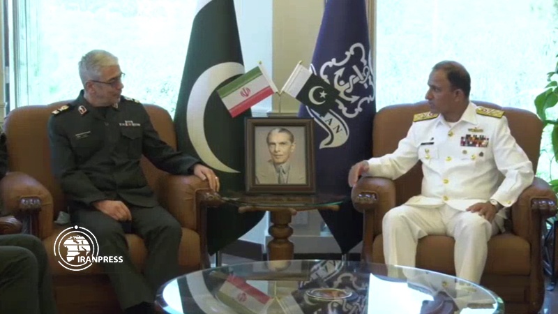 Iranpress: دیدار سرلشکر باقری با فرمانده نیروی دریایی پاکستان 