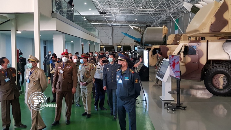 Iranpress: بازدید وابستگان نظامی خارجی از نمایشگاه دستاوردهای دفاعی 