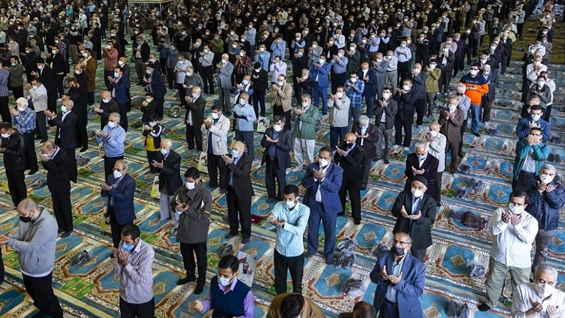 Iranpress: برگزاری باشکوه نماز جمعه تهران با وجود هوای بارانی
