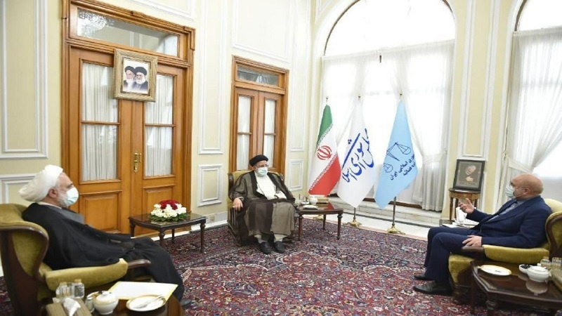Iranpress: برگزاری جلسه سران قوا به‌ میزبانی رئیس مجلس
