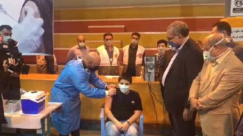 Iranpress: فیلم واکسیناسیون نوه 12 ساله آقای وزیر