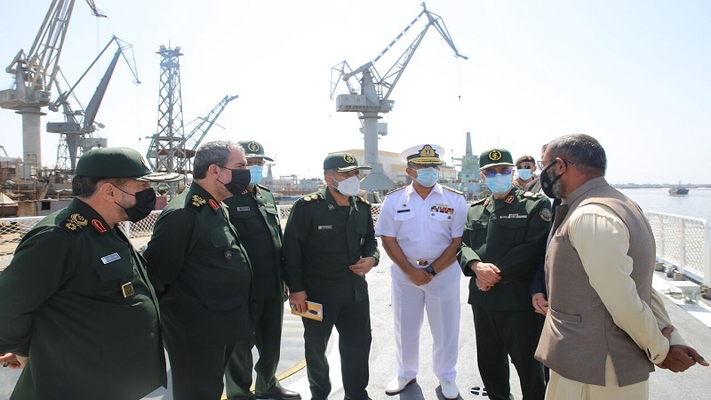 Iranpress: توافق ایران و پاکستان برای تعمیر و نگهداری کشتی و زیردریایی