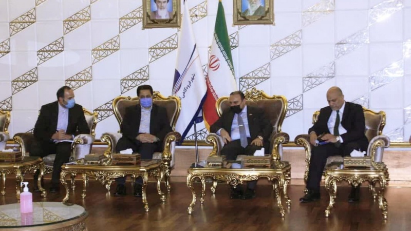 Iranpress: وزیر دادگستری عراق و هیات همراه وارد تهران شدند