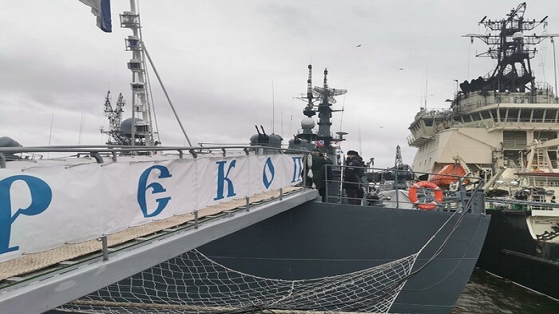 Iranpress: بازدید سردار باقری از فعالیت‌های نیروی دریایی روسیه در جزیره کرونشتات
