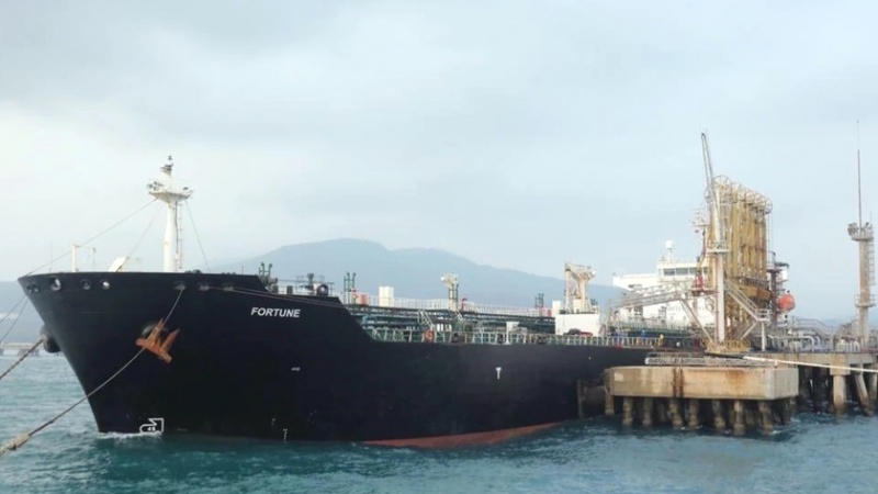 Iranpress: ورود سومین نفتکش سوخت ایران برای لبنان به بندر بانیاس، سوریه