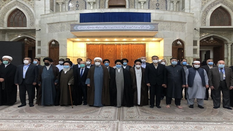 Iranpress: مهمانان کنفرانس وحدت اسلامی به امام راحل ادای احترام کردند