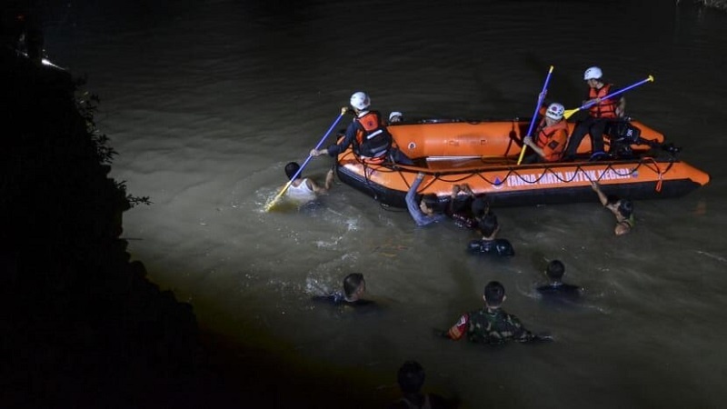 Iranpress: 11 دانش آموز اندونزیایی در رودخانه ای غرق شدند