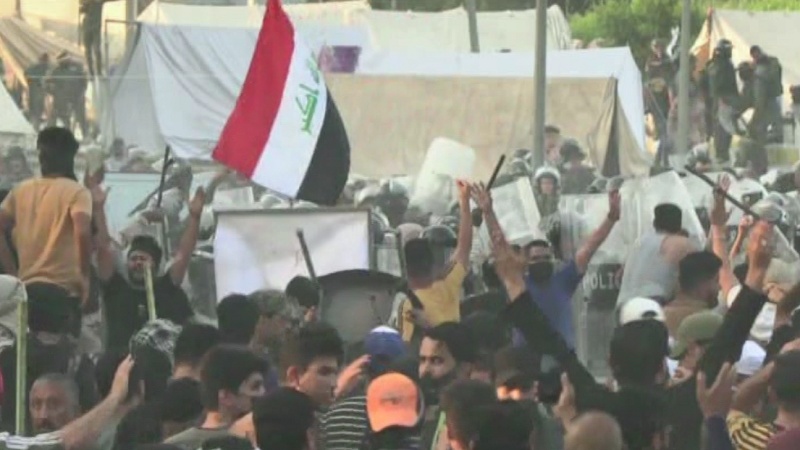Iranpress: درگیری معترضان عراقی با نیروهای امنیتی در نزدیکی منطقه سبز بغداد
