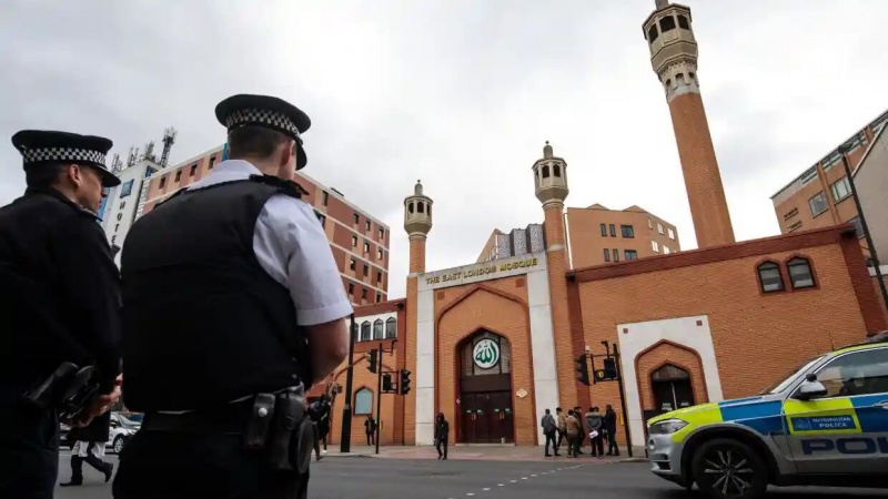 Iranpress: تشدید تبعیض علیه مسلمانان در بریتانیا؛ نماد اسلام ستیزی در اروپا