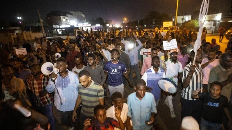 Iranpress: تظاهرات شبانه سودانی‌ها علیه کودتای نظامی