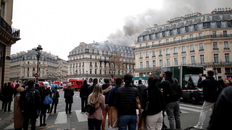 Iranpress: آتش‌سوزی در مرکز شهر پاریس