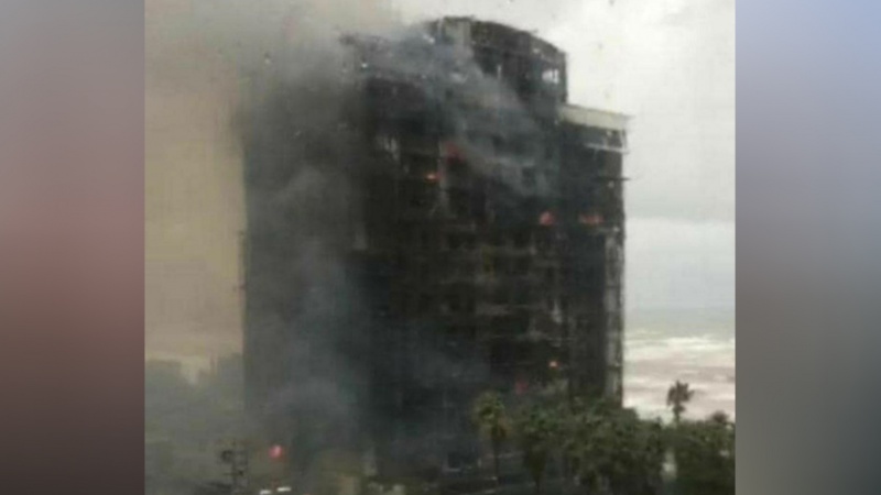 Iranpress:  خاموش شدن آتش سوزی برج رامیلا در چالوس با باران صبحگاهی