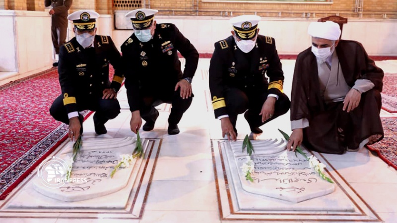 Iranpress: تصاویر اهدای تاج گل و غبار روبی مزار شهدا توسط فرمانده نیروی دریایی و کارکنان این نیرو