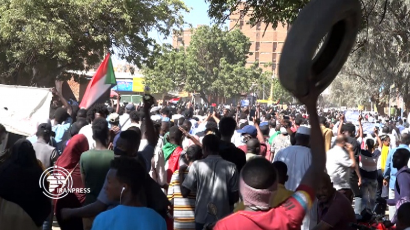 Iranpress:  ادامه تظاهرات مردم سودان در مخالفت با بازگشت حمدوک به قدرت