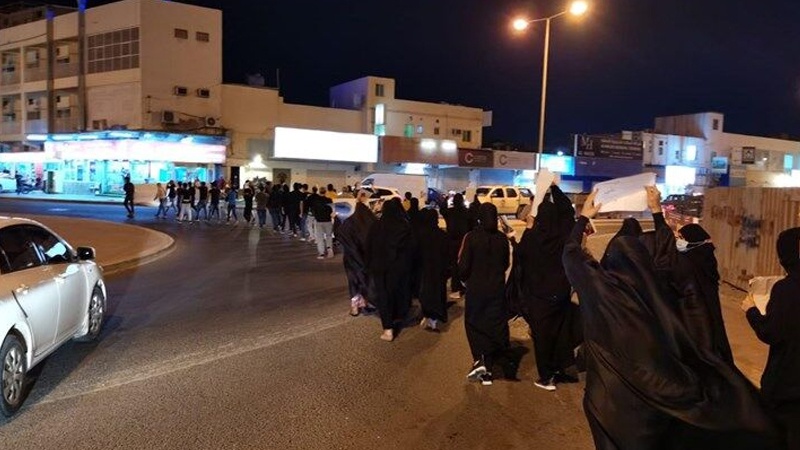 Iranpress: تظاهرات شبانه مردم بحرین در حمایت از زندانیان سیاسی