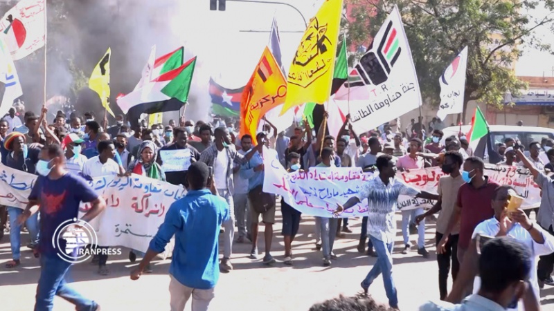 Iranpress:  تظاهرات میلیونی سودانی‌ها ضد حکومت نظامیان 