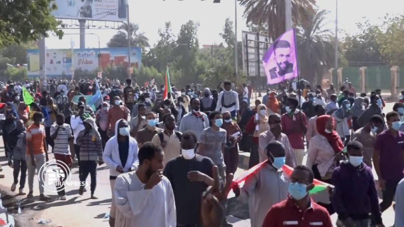 Iranpress: درگیری پلیس با تظاهرکنندگان در سودان 