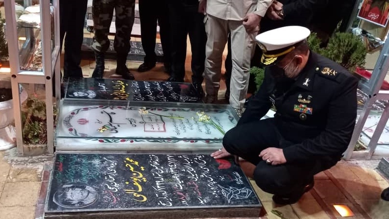 Iranpress: حضور فرمانده نیروی دریایی ارتش در مزار شهید سلیمانی