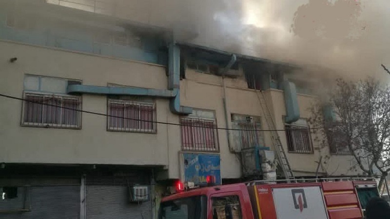 Iranpress: آتش سوزی یک مسافرخانه در میدان راه آهن تهران
