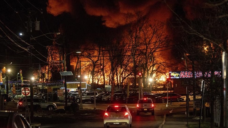 Iranpress: آتش سوزی بزرگ در کارخانه مواد شیمیایی در ایالت نیوجرسی آمریکا