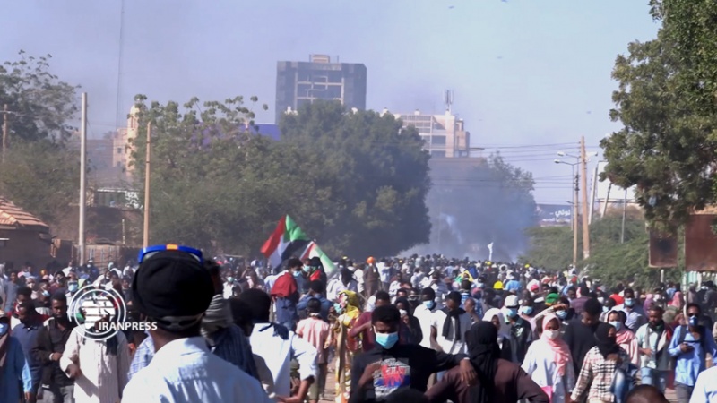 Iranpress:  تظاهرات در سودان؛ پایان قدرت نظامیان، خواست سودانی‌ها