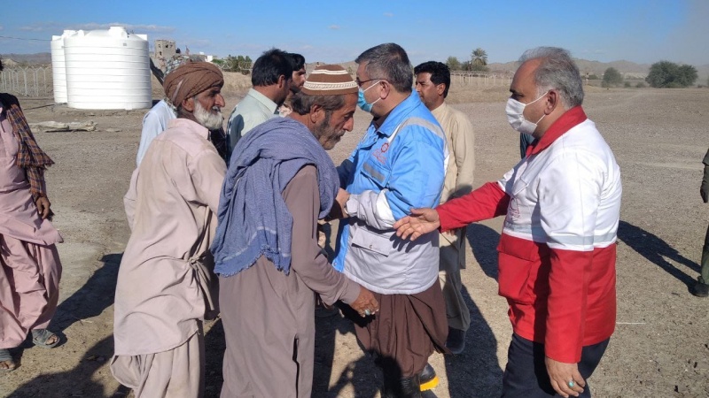 Iranpress: ارسال کمک های جمعیت هلال احمر به مناطق سیل زده جنوب کشور